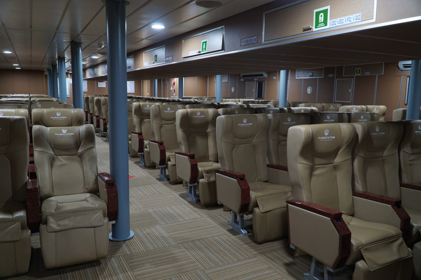 Và bên trong khoang hành khách cao cấp Và bên trong khoang hành khách cao cấp