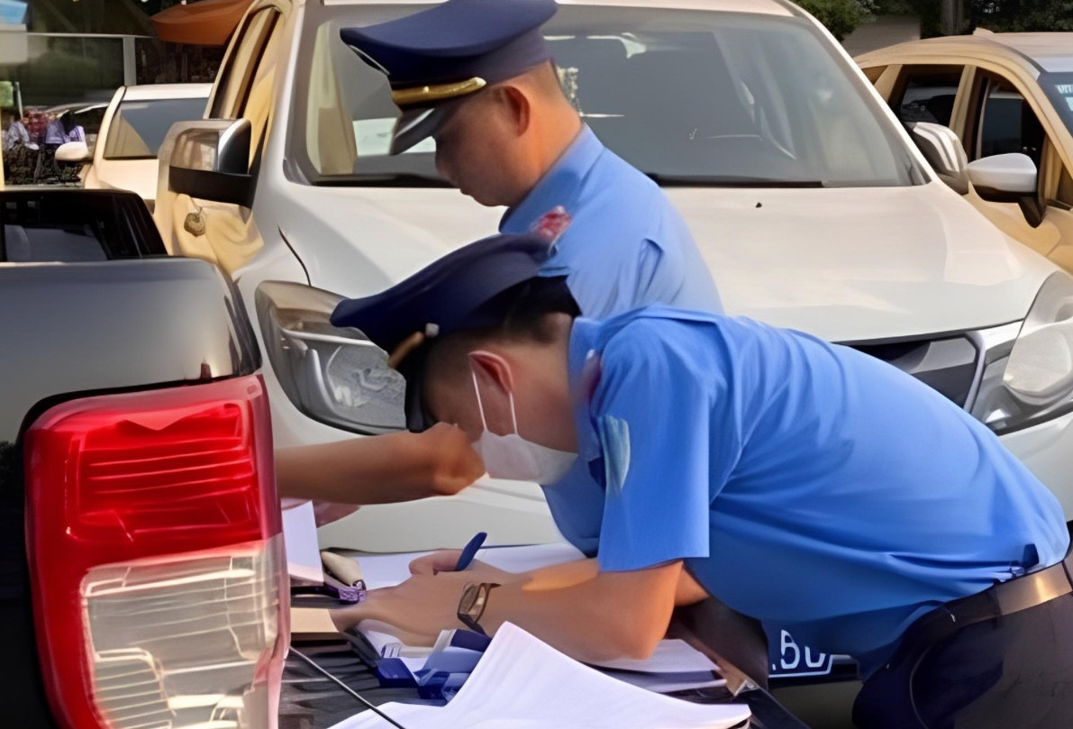 Thanh tra giao thông đang xử phạt tài xế vì vi phạm tại sân bay Tân Sơn Nhất Thanh tra giao thông đang xử phạt tài xế vì vi phạm tại sân bay Tân Sơn Nhất