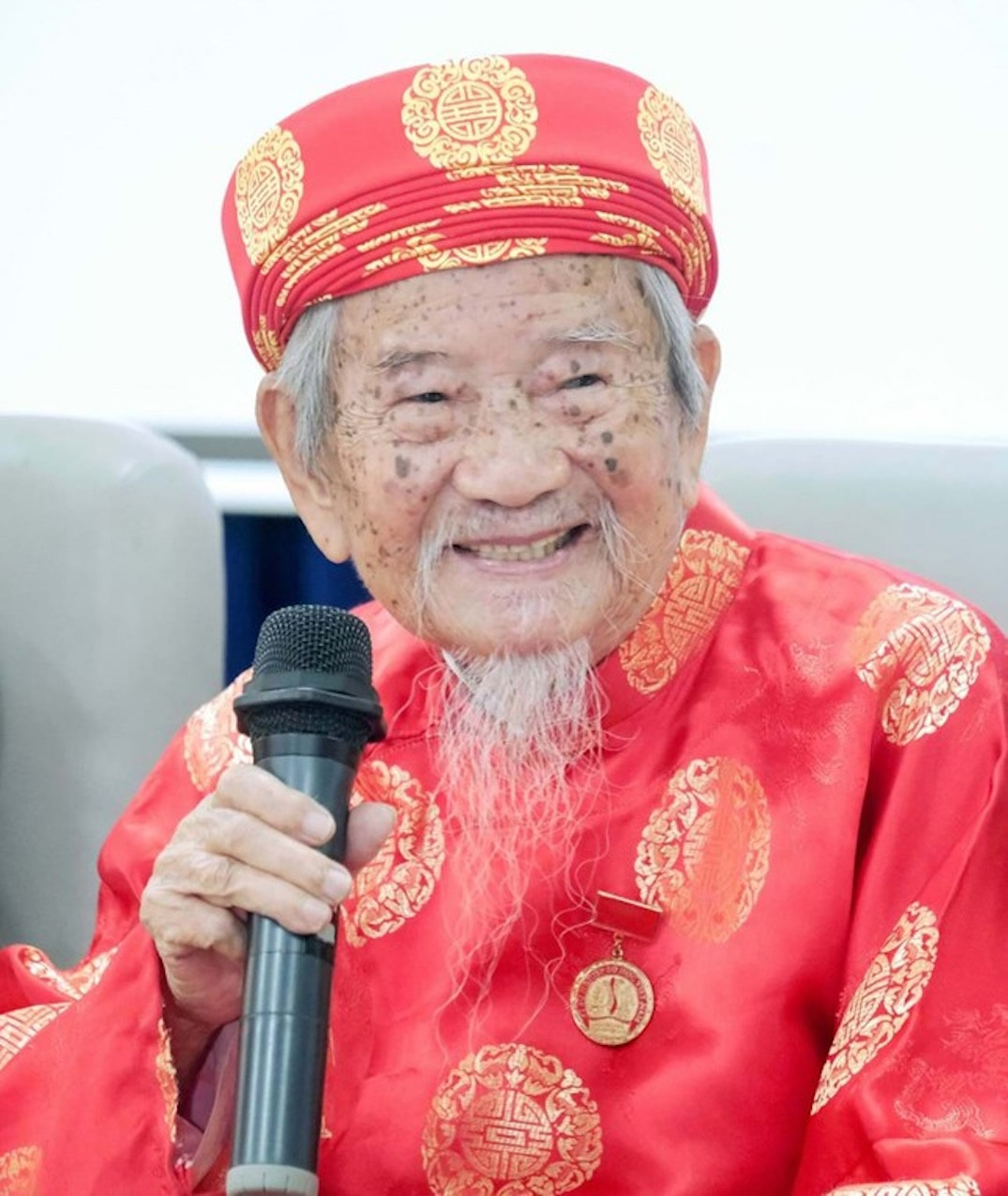 Nhà nghiên cứu Nguyễn Đình Tư là chủ nhiệm CLB Đại sứ Văn hóa đọc TPHCM. Nhà nghiên cứu Nguyễn Đình Tư là chủ nhiệm CLB Đại sứ Văn hóa đọc TPHCM.