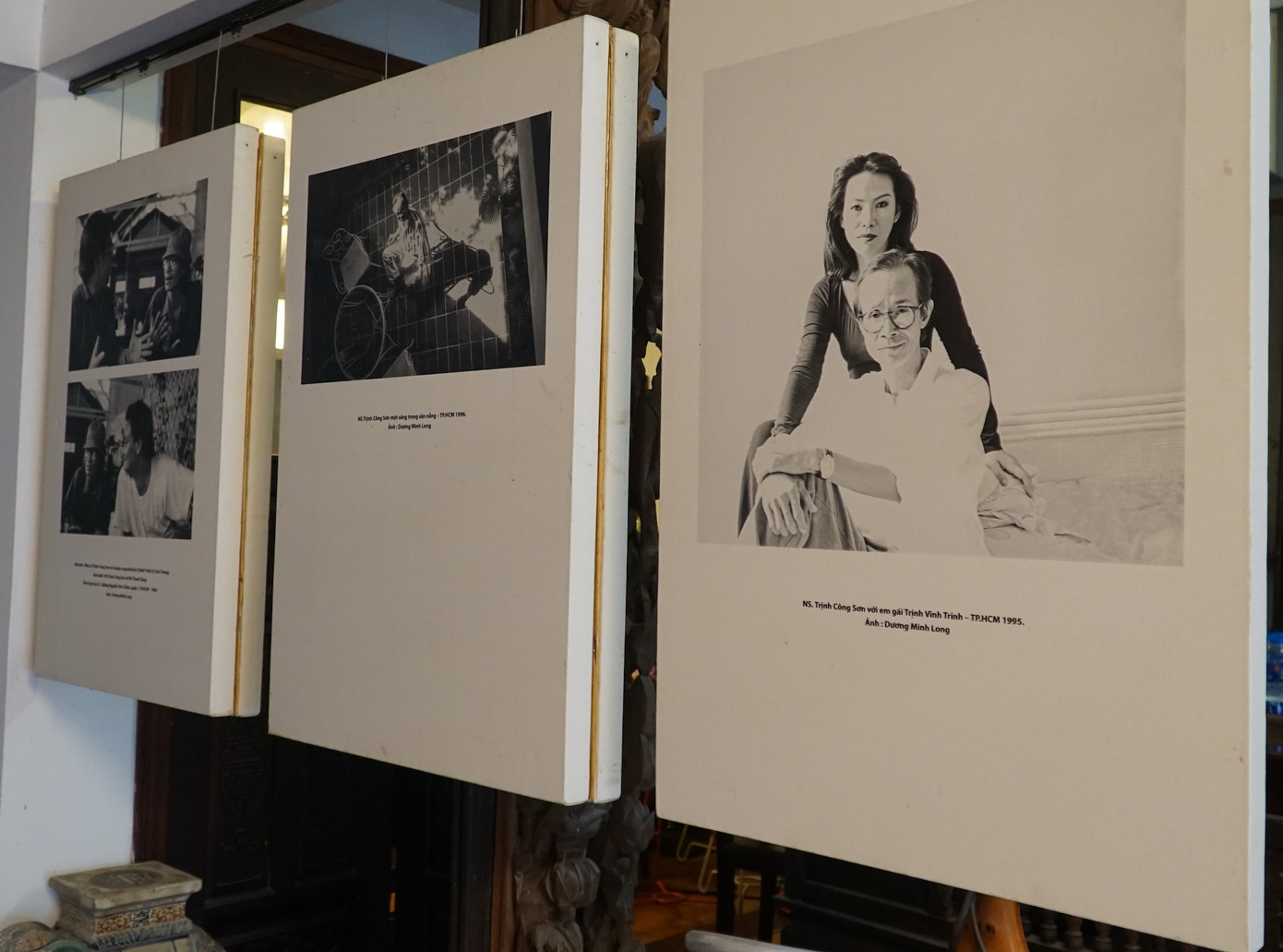 Nhiều bức ảnh do nhiếp ảnh gia Dương Minh Long thực hiện được treo trên tường nhà.
