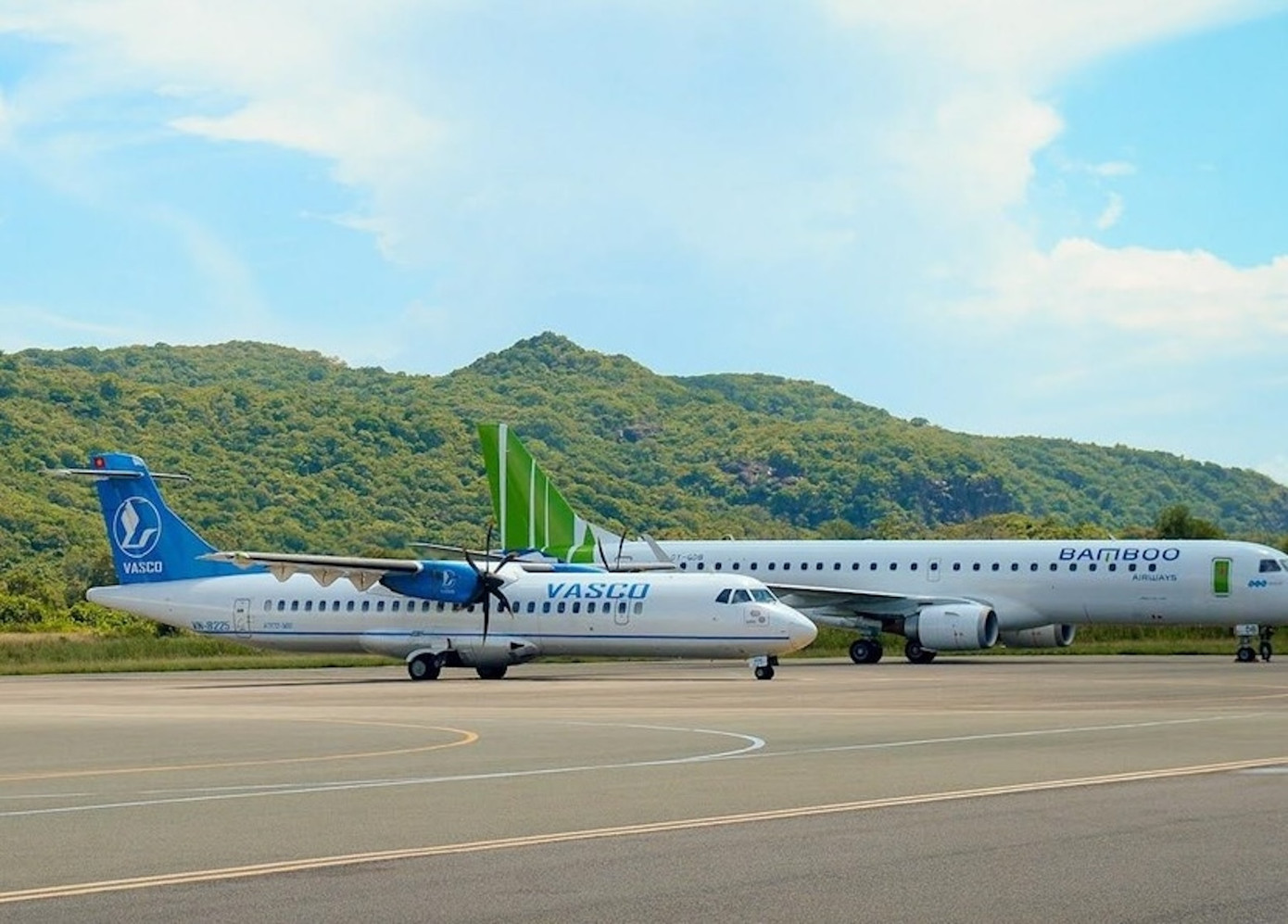 Máy bay chở khách tại sân bay Cỏ Ống (Côn Đảo) Máy bay chở khách tại sân bay Cỏ Ống (Côn Đảo)