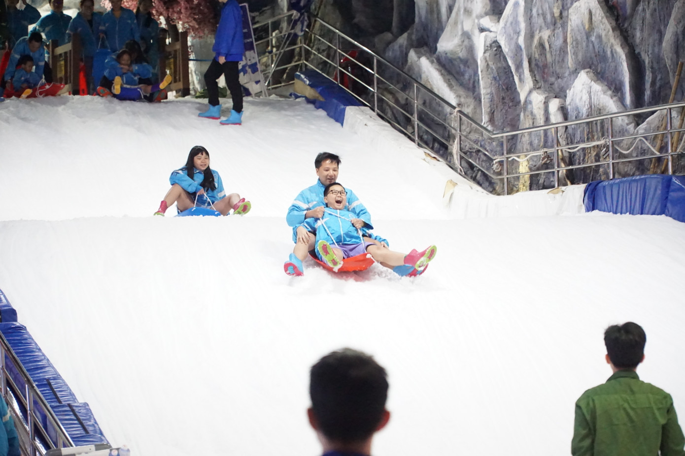 Nhiều gia đình trải nghiệm trượt tuyết giữa những ngày hè nắng nóng