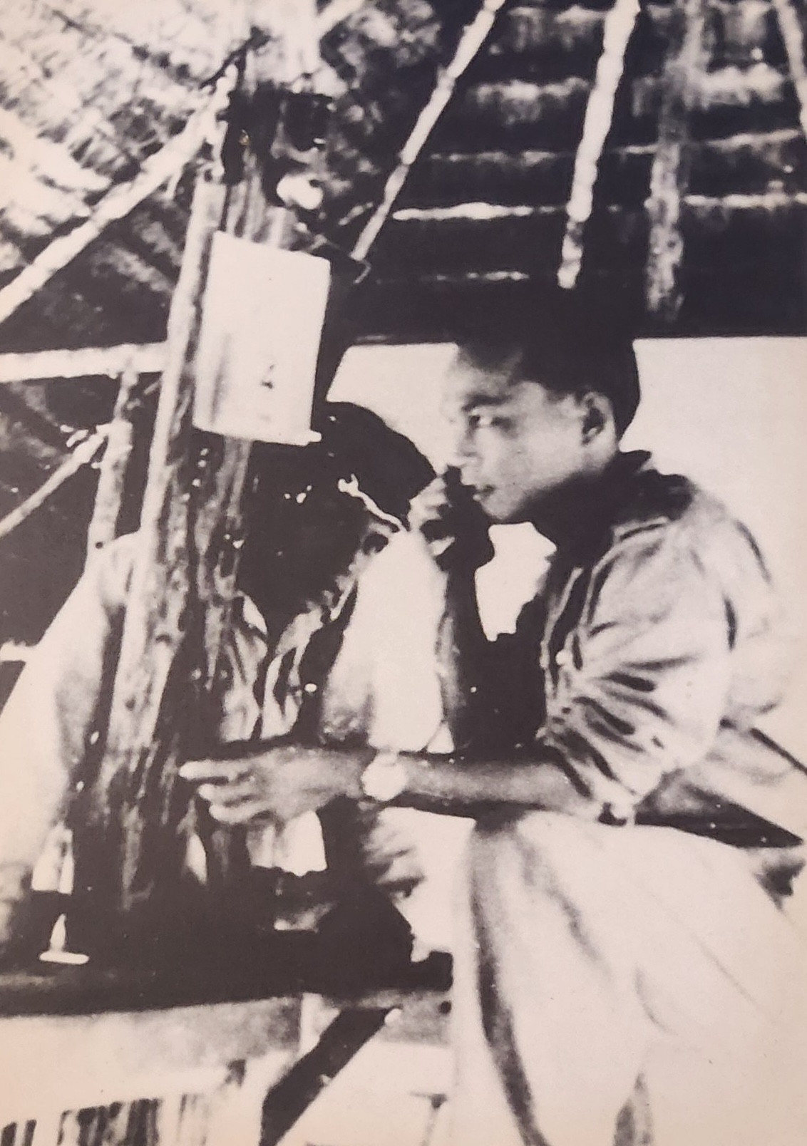 Tấm ảnh quý về Tướng Huỳnh Văn Nghệ đang liên lạc bằng điện thoại với các đơn vị trực thuộc tại chiến trường Đông Nam bộ