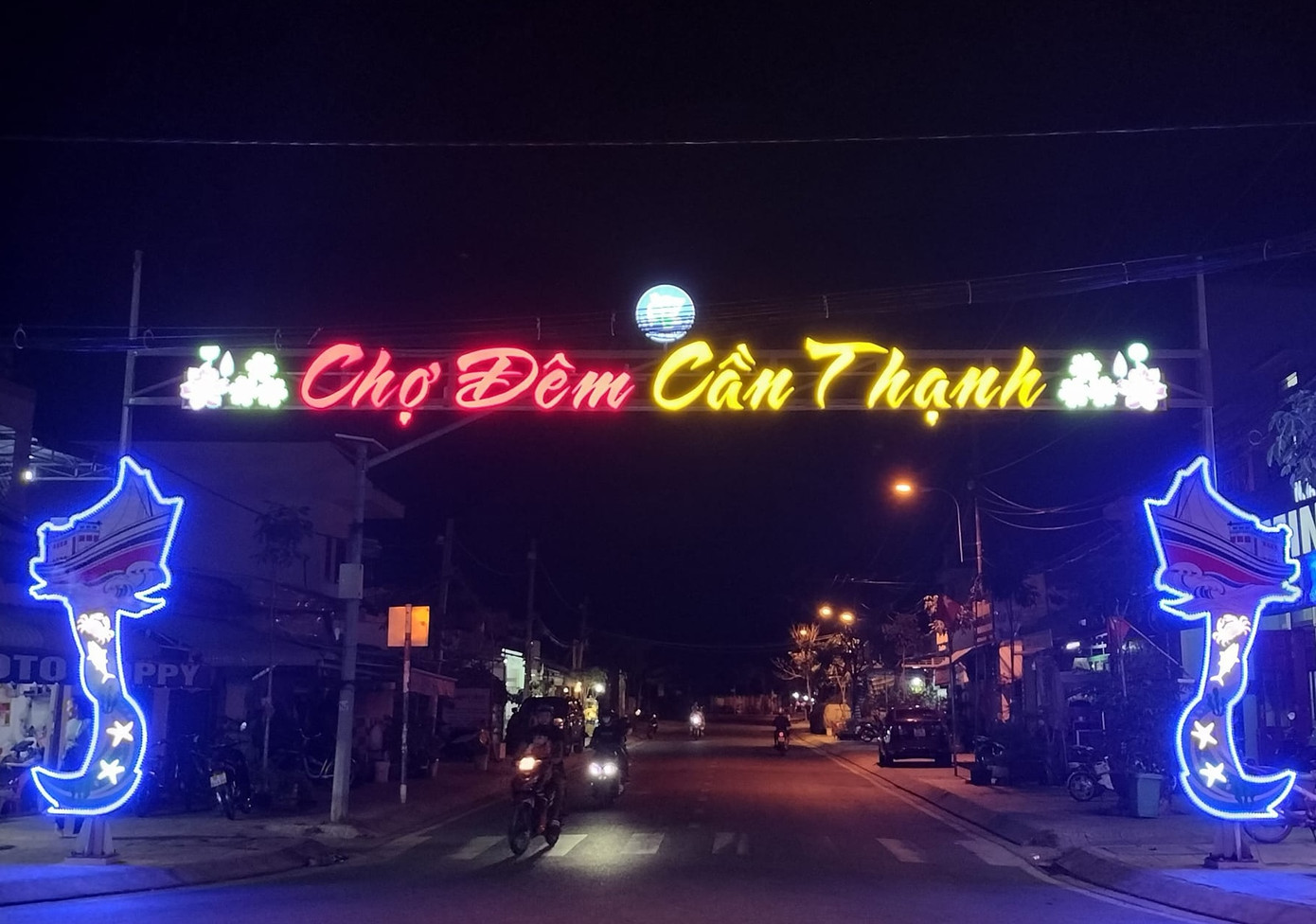 Cổng Chợ đêm Cần Thạnh (Cần Giờ)