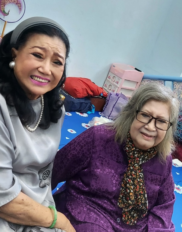 NSND Kim Cương chia sẻ niềm vui với NSƯT Diệu Hiền.