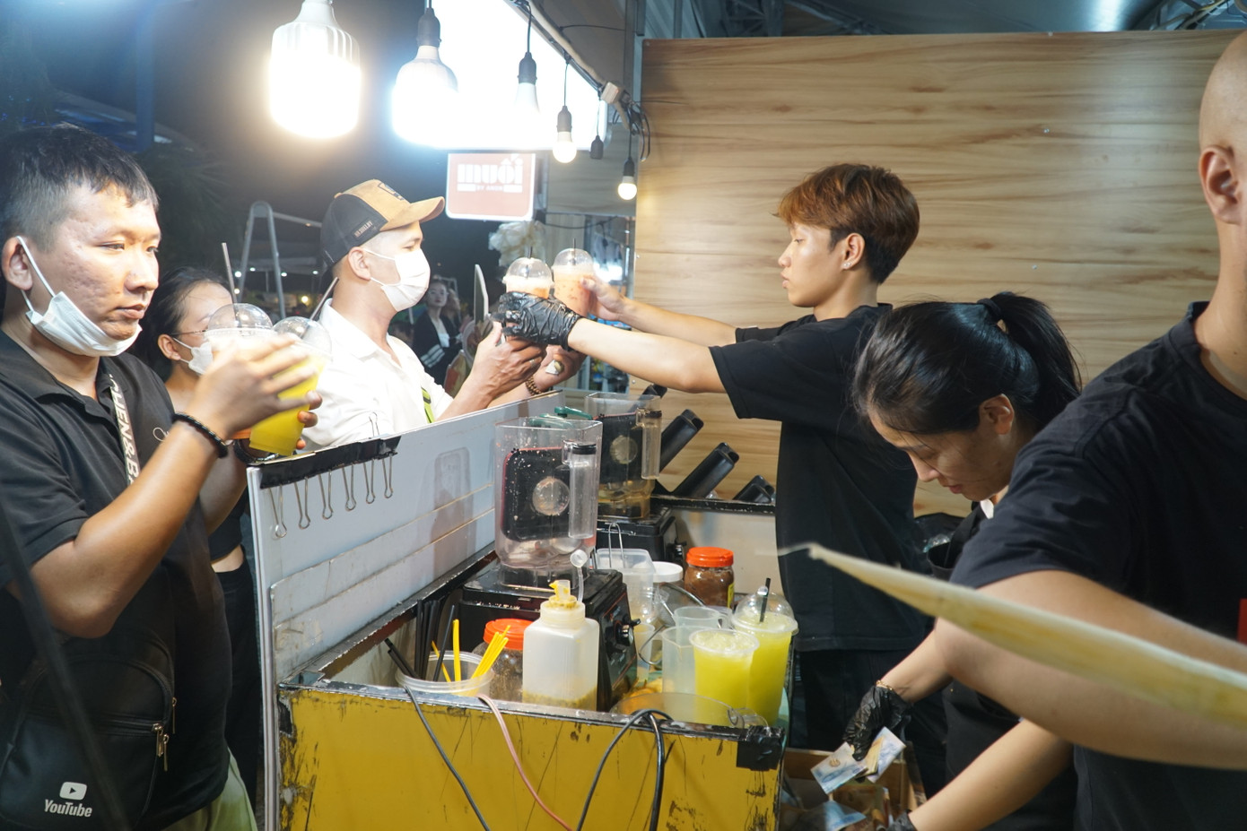 Các loại thức uống giải khát thu hút đông đảo du khách