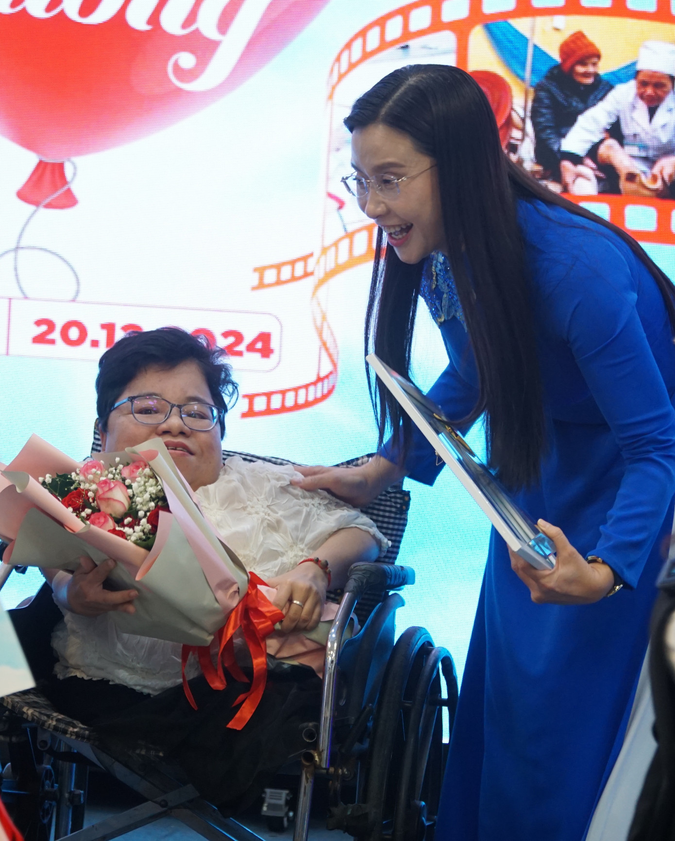 Chị Nguyễn Phạm Duy Trang trao giải thưởng cho chị Huỳnh Thanh Thảo, nhân vật được vinh danh tại cuộc thi.