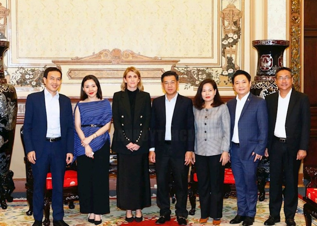 Đại diện UBND TPHCM và CNN chụp hình lưu niệm Đại diện UBND TPHCM và CNN chụp hình lưu niệm