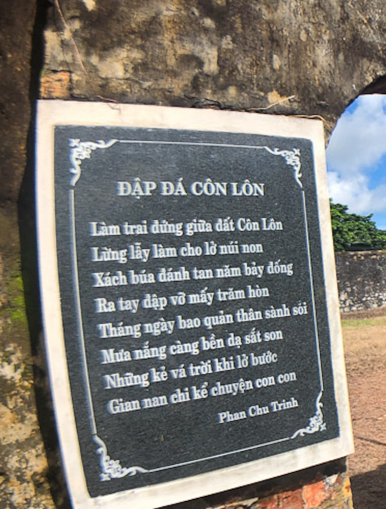 Bài thơ "Đập đá Côn Lôn" của Nhà chí sĩ yêu nước Phan Chu Trinh được khắc tại khu Đập đá Bài thơ "Đập đá Côn Lôn" của Nhà chí sĩ yêu nước Phan Chu Trinh được khắc tại khu Đập đá