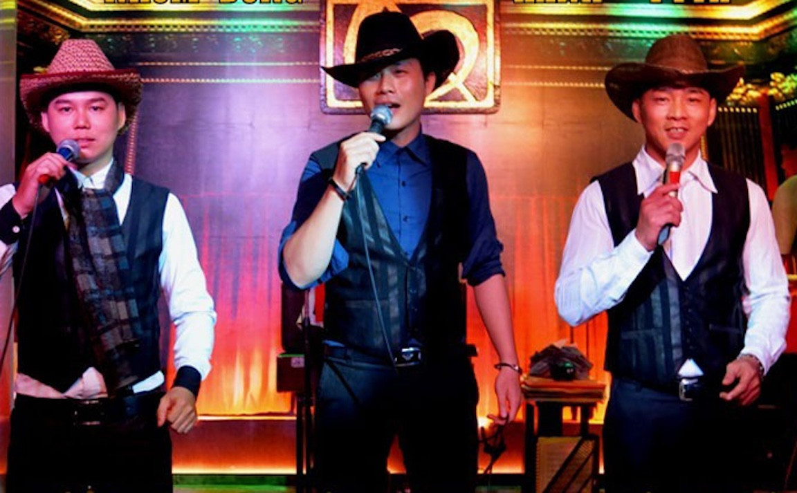 Các ca sĩ trẻ trên sân khấu phòng trà Tiếng Xưa. Các ca sĩ trẻ trên sân khấu phòng trà Tiếng Xưa.