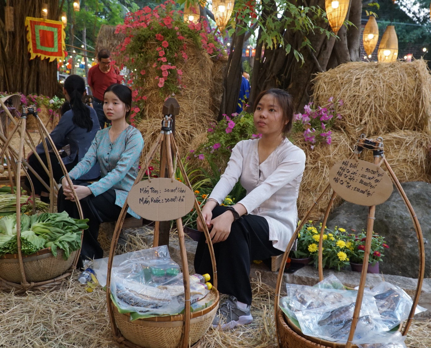 Các cô thôn nữ đang bán hàng