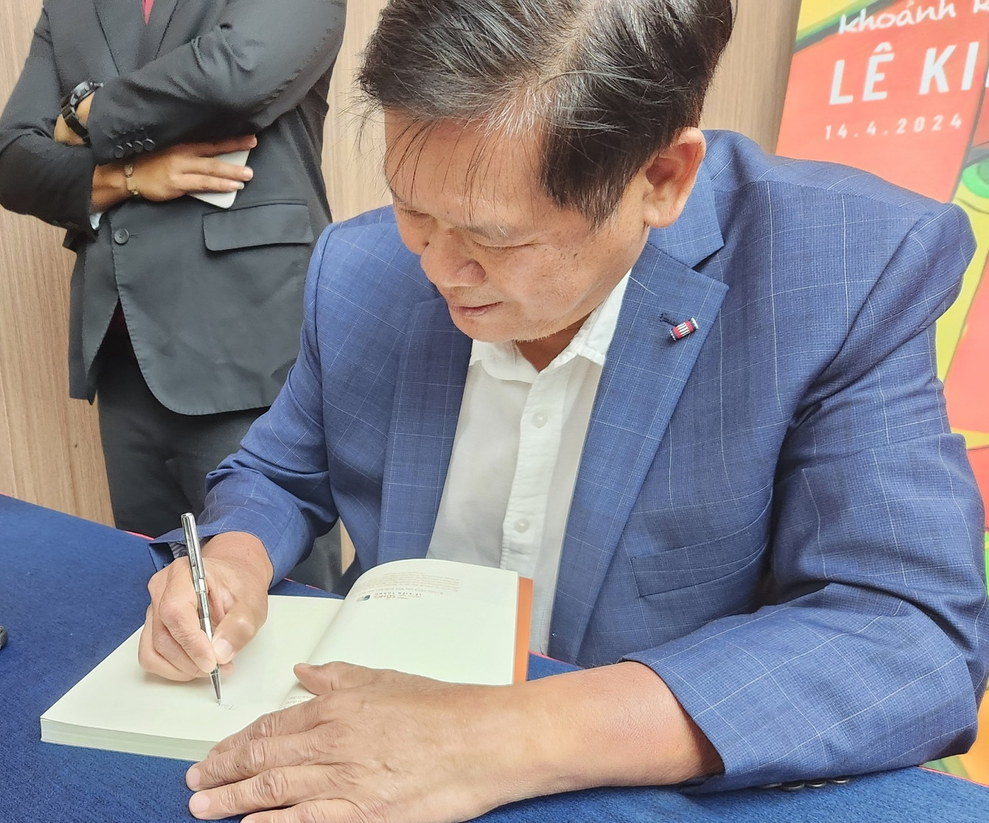 Tác giả Lê Kiên Thành ký tặng bạn đọc Tác giả Lê Kiên Thành ký tặng bạn đọc