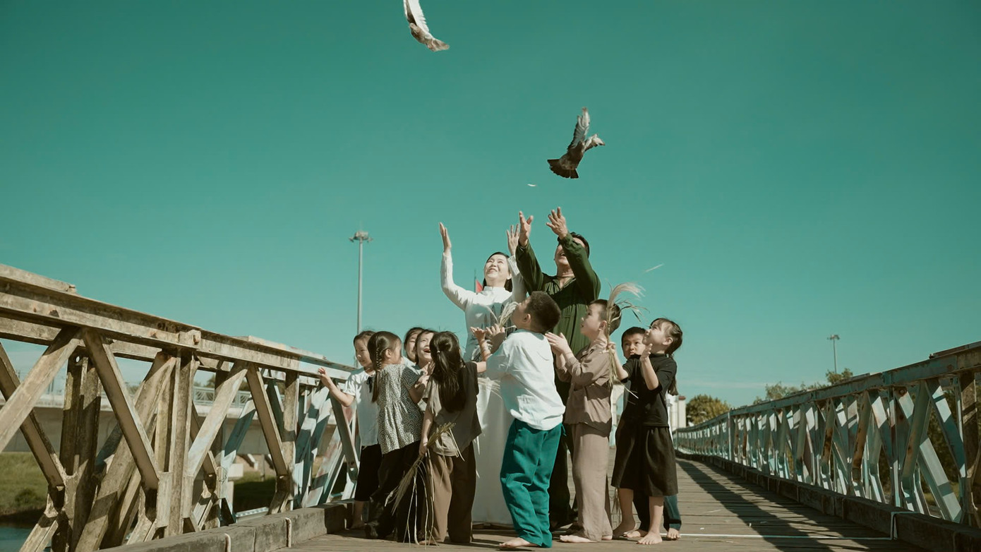 Và họ cùng nhau với ước vọng đoàn tụ.