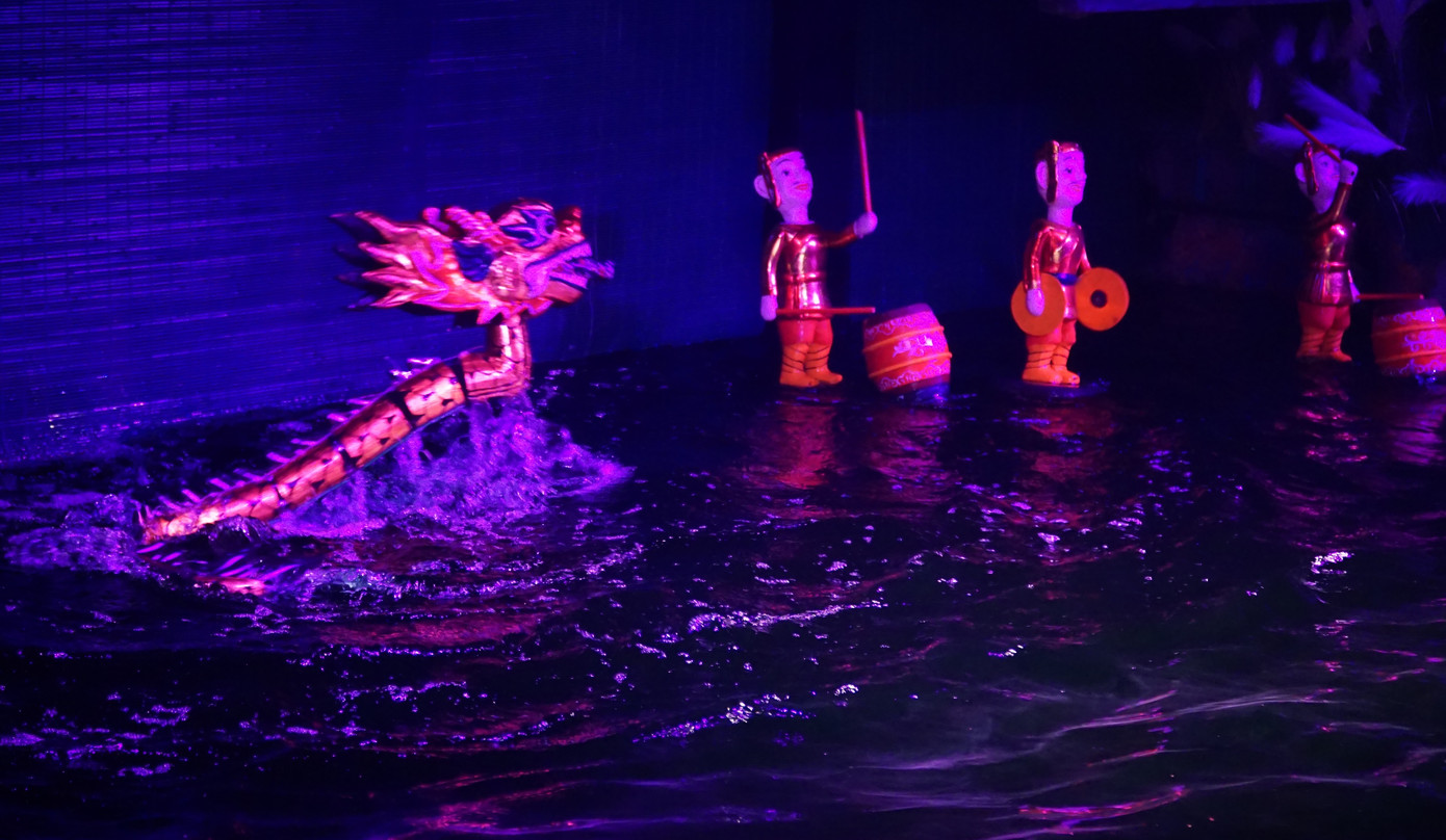 Khung cảnh hội làng trong vở diễn.