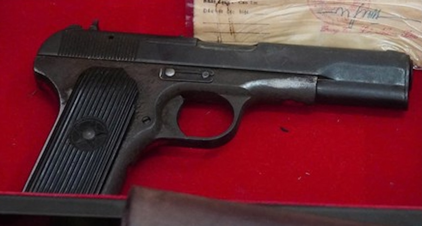 Khẩu súng K54 của nữ tướng Nguyễn Thị Định tặng cho bà Nguyễn Thị Mai Khẩu súng K54 của nữ tướng Nguyễn Thị Định tặng cho bà Nguyễn Thị Mai