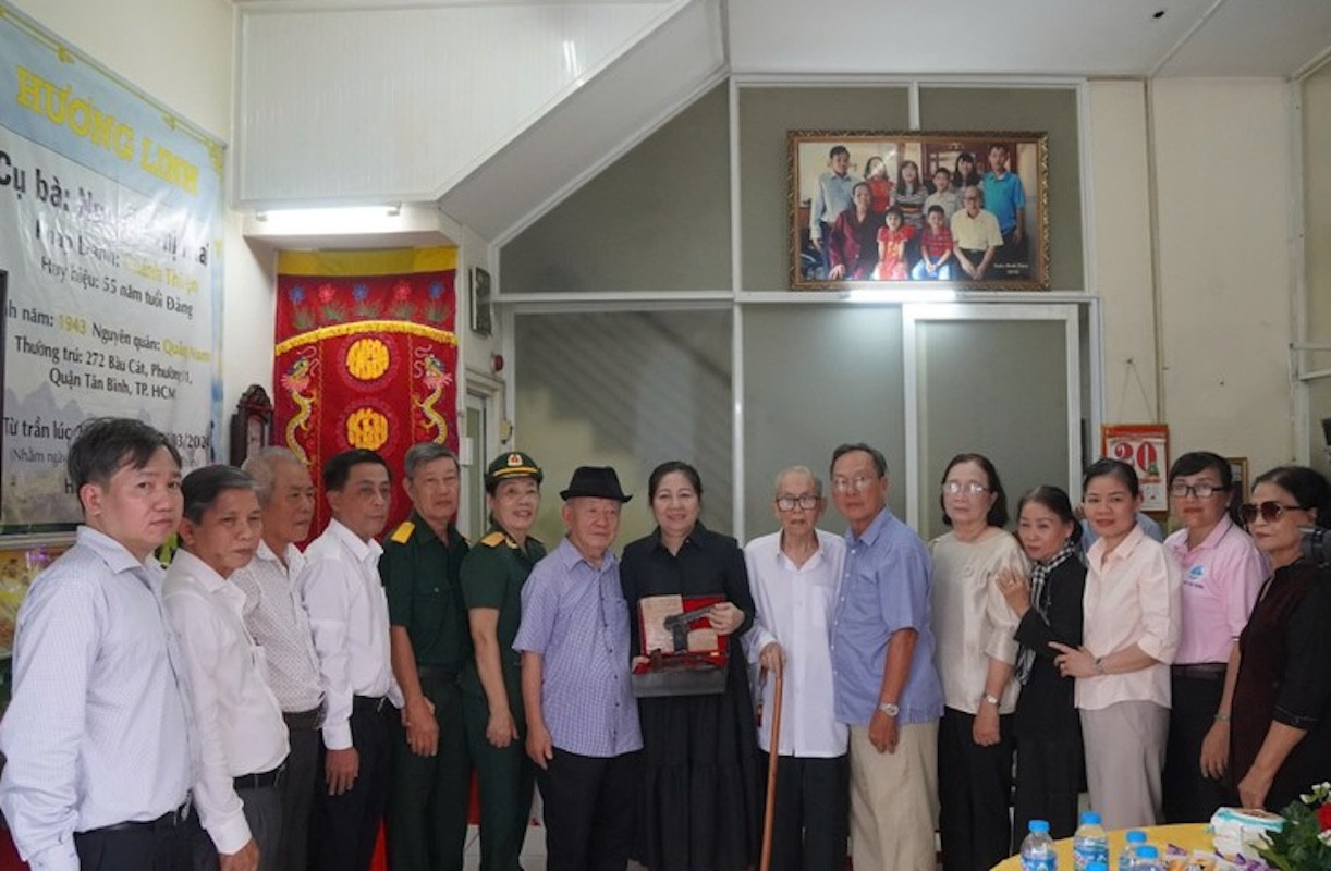 Đại diện Bảo tàng Biệt động Sài Gòn - Gia Định và gia đình bà Nguyễn Thị Mai chụp ảnh lưu niệm tại lễ trao tặng hiện vật Đại diện Bảo tàng Biệt động Sài Gòn - Gia Định và gia đình bà Nguyễn Thị Mai chụp ảnh lưu niệm tại lễ trao tặng hiện vật