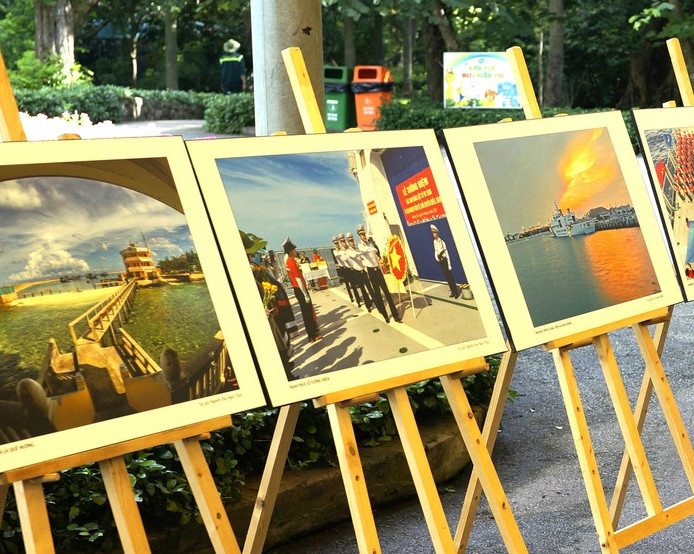 Triển lãm ảnh Hướng về Trường Sa - Nhà giàn thân yêu. Triển lãm ảnh Hướng về Trường Sa - Nhà giàn thân yêu.