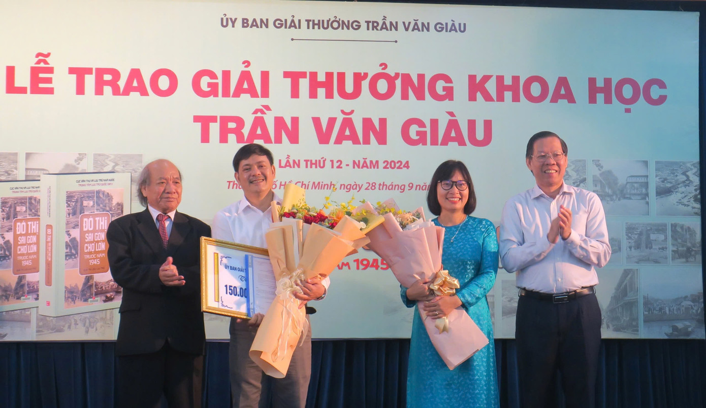 Ông Phan Văn Mãi và TS. Lê Hữu Phước trao giải cho nhóm tác giả Võ Nguyên Phong - Cù Thị Dung.