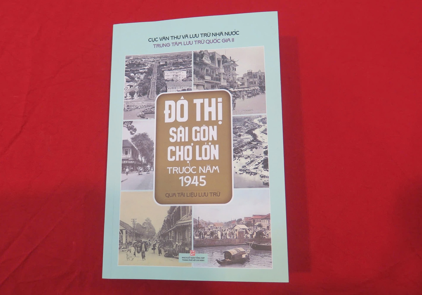 Bìa chụp cuốn Đô thị Sài Gòn - Chợ Lớn trước năm 1945 qua tài liệu lưu trữ.