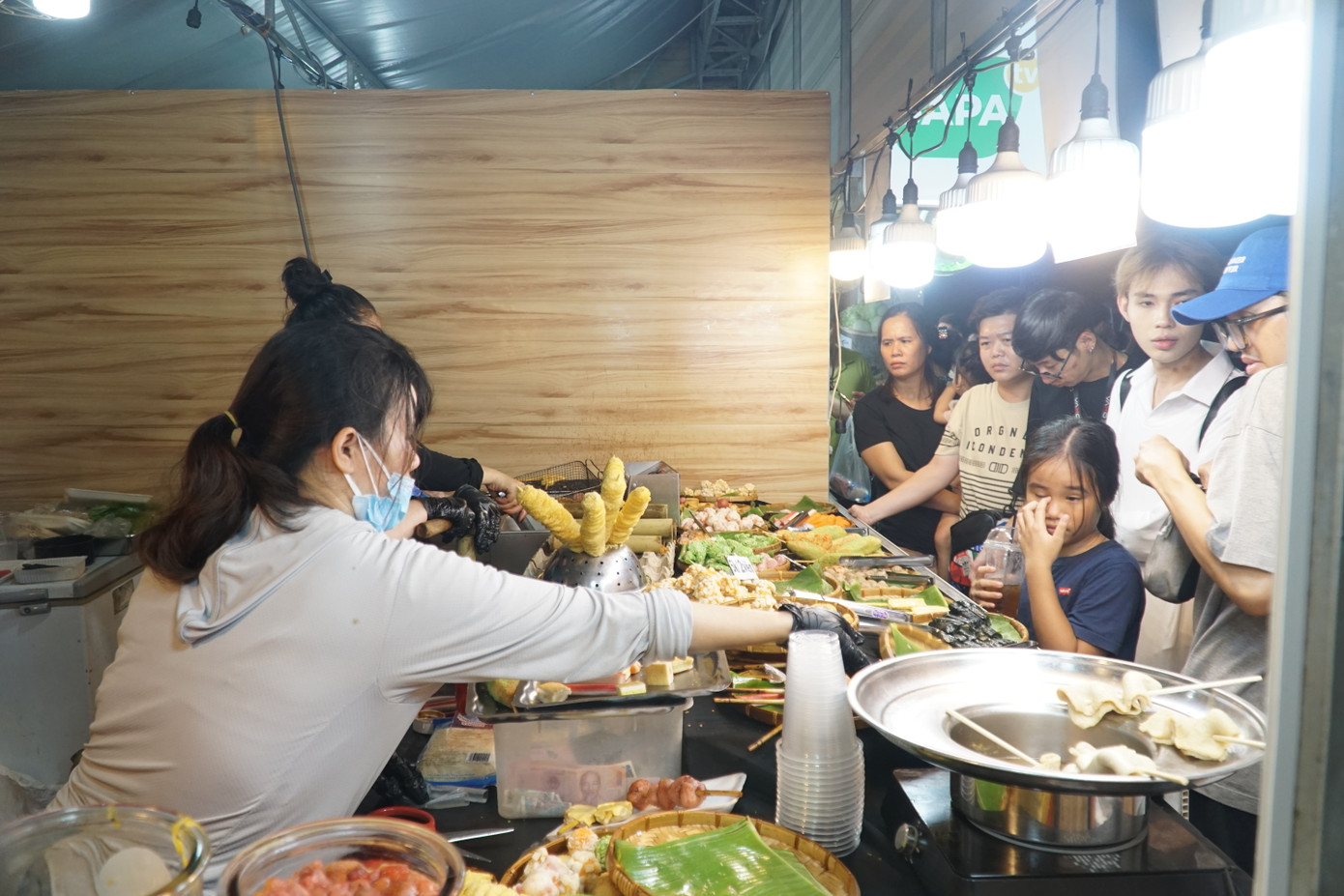 Khách hàng chen chân trước quầy bánh