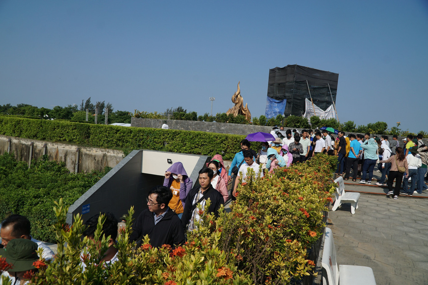 Du khách đi xuống khu tầng hầm trưng bày hiện vật