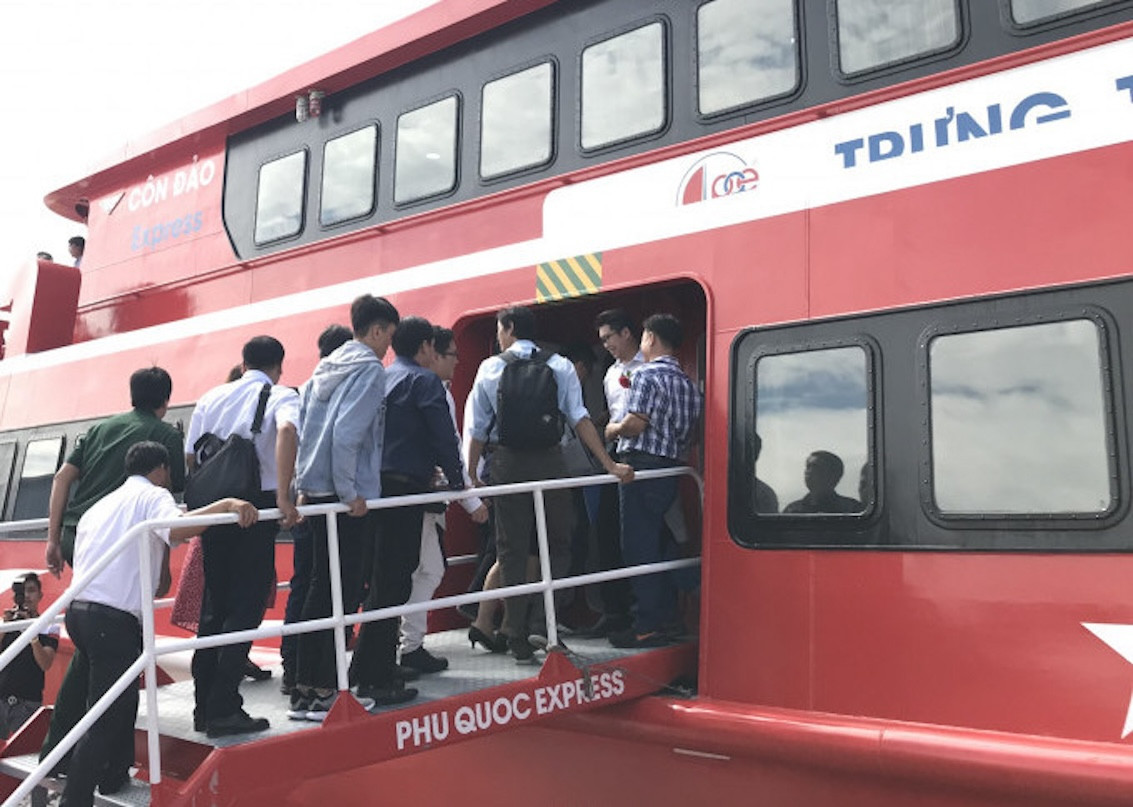 Khách lên tàu Phú Quốc Express tại Côn Đảo