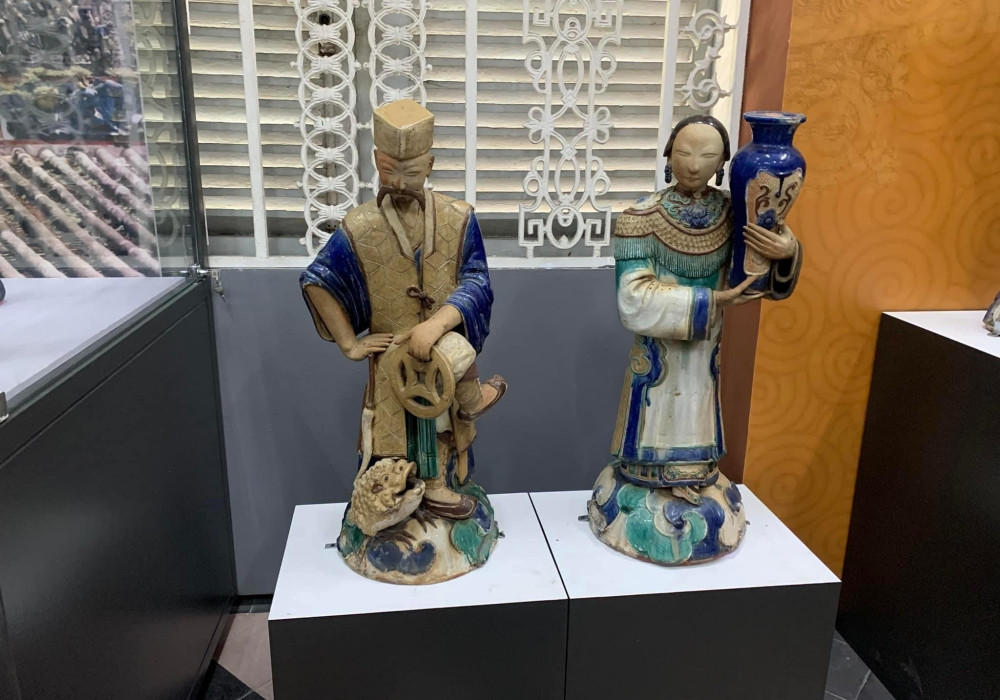 Những bức tượng được làm bằng gốm sứ. Những bức tượng được làm bằng gốm sứ.