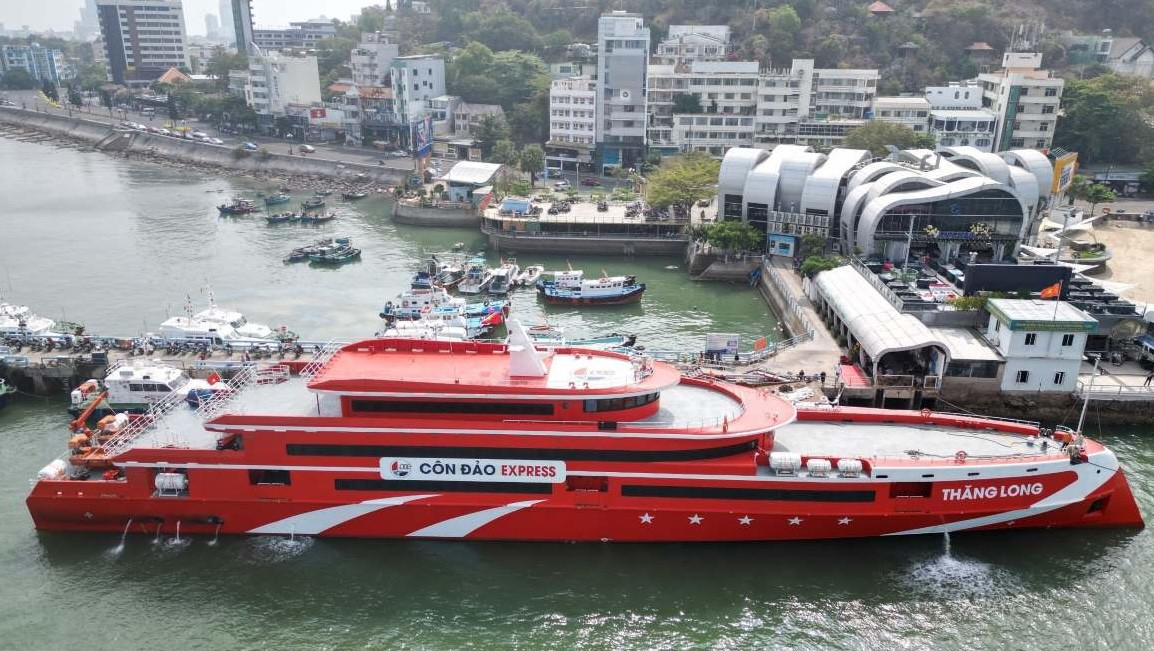 Siêu tàu Thăng Long tại cảng Cầu Đá (TP Vũng Tàu) Siêu tàu Thăng Long tại cảng Cầu Đá (TP Vũng Tàu)