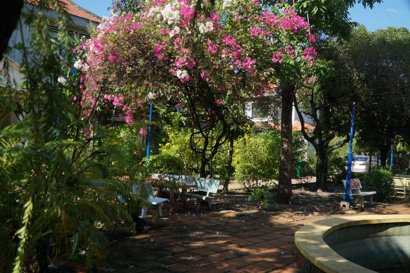 Có cả công viên nhỏ với hoa, bàn ghế và các phương tiện tập thể thao.