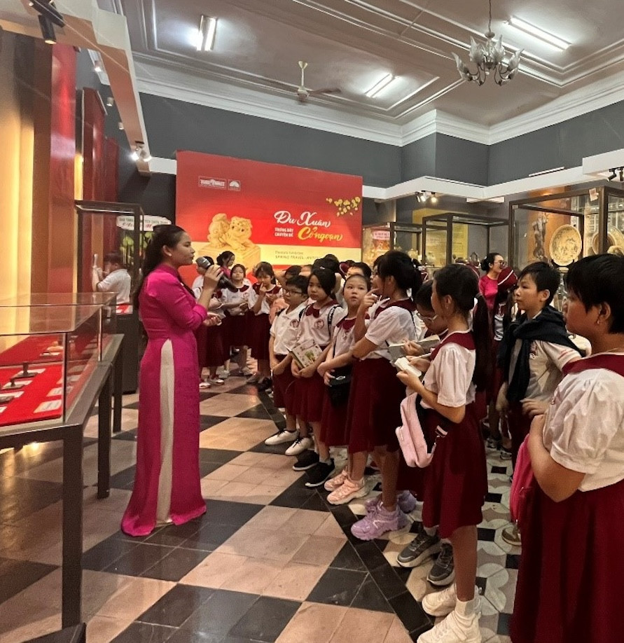 Các em thiếu nhi đang nghe giới thiệu tại chuyên đề trưng bày Du Xuân - Cổ ngoạn. Các em thiếu nhi đang nghe giới thiệu tại chuyên đề trưng bày Du Xuân - Cổ ngoạn.