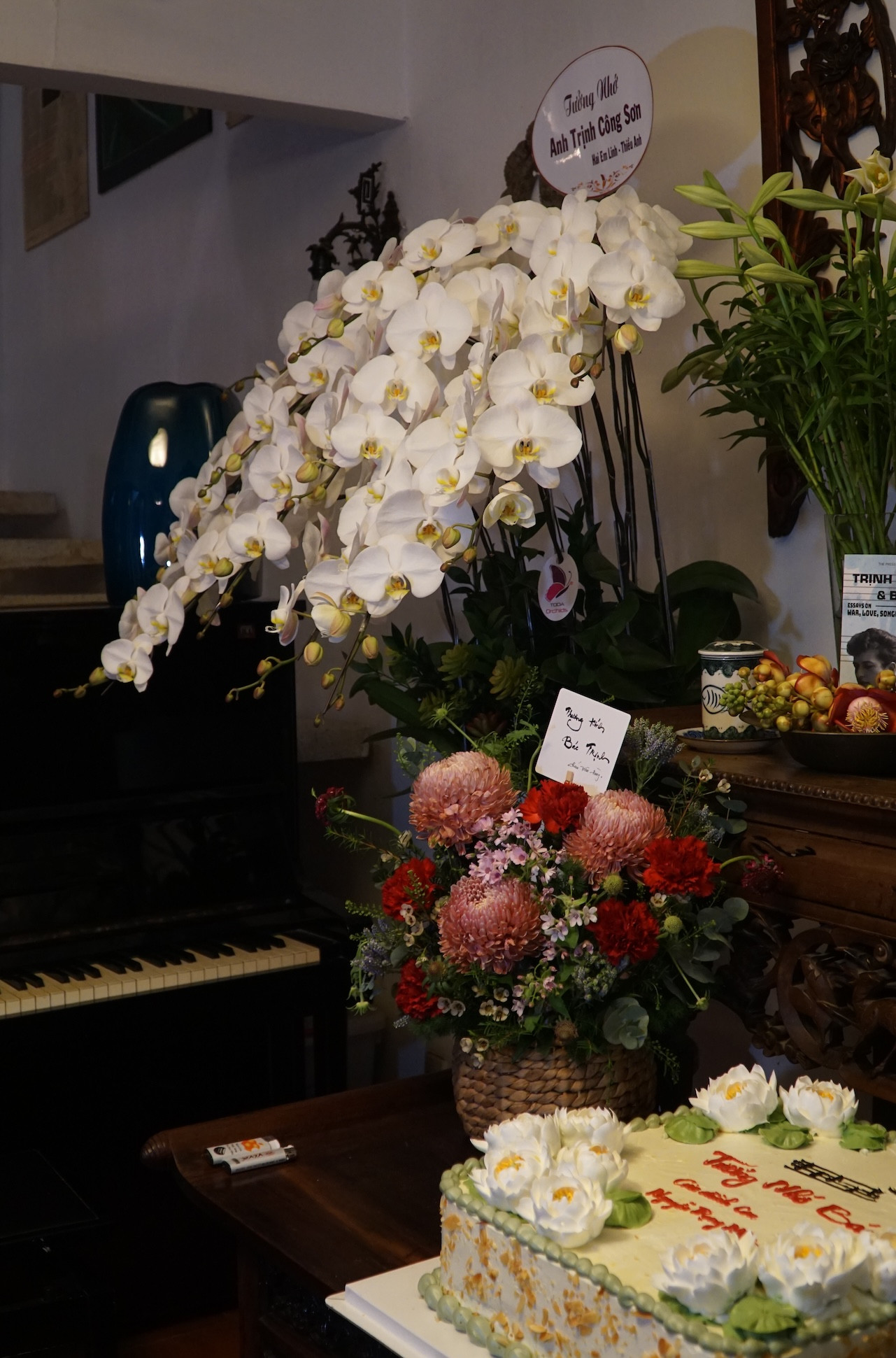 Hoa, trái cây, bánh được gửi tới Trịnh Công Sơn nhân ngày giỗ thứ 23.