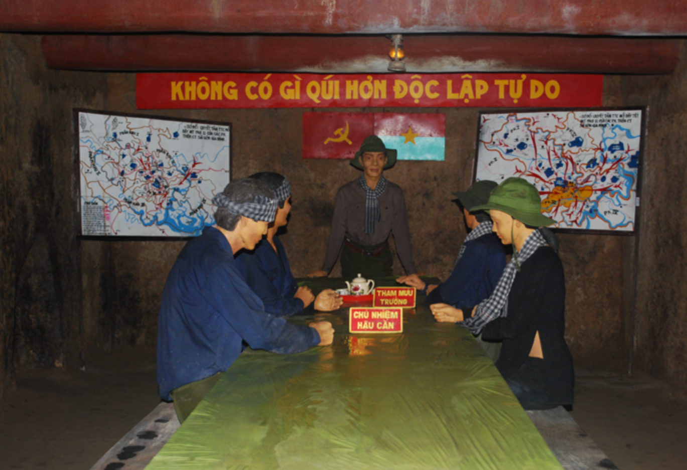 Hình ảnh mô phỏng lực lượng chỉ huy đang họp bàn trong một phòng họp dưới địa đạo Hình ảnh mô phỏng lực lượng chỉ huy đang họp bàn trong một phòng họp dưới địa đạo