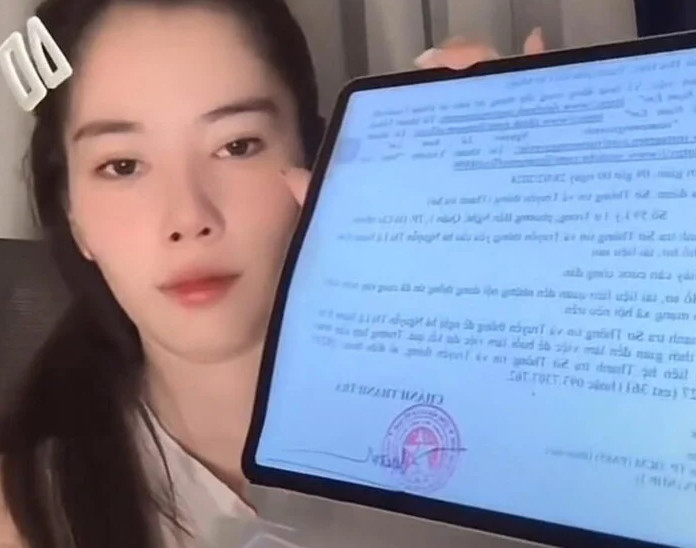 Nam Em khoe giấy mời trên sóng livestream.