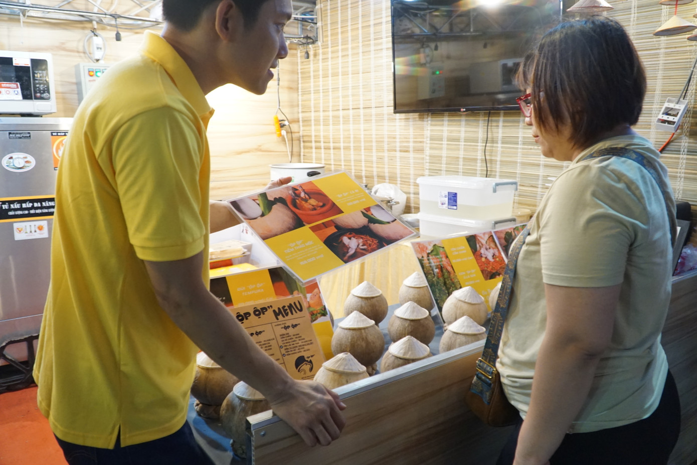 Một nhân viên đang giới thiệu các loại thức uống giải nhiệt