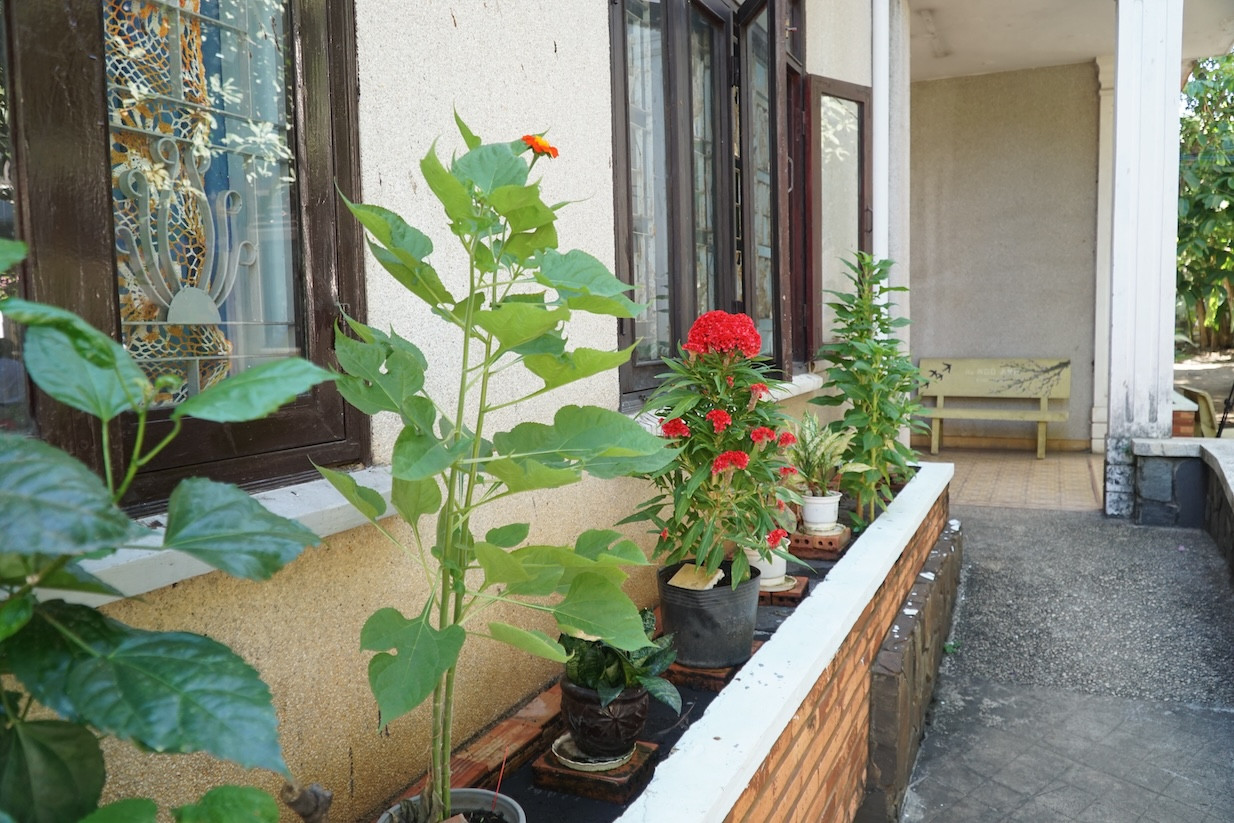 Bên ngoài là ban công với hoa trái luôn được chăm sóc.