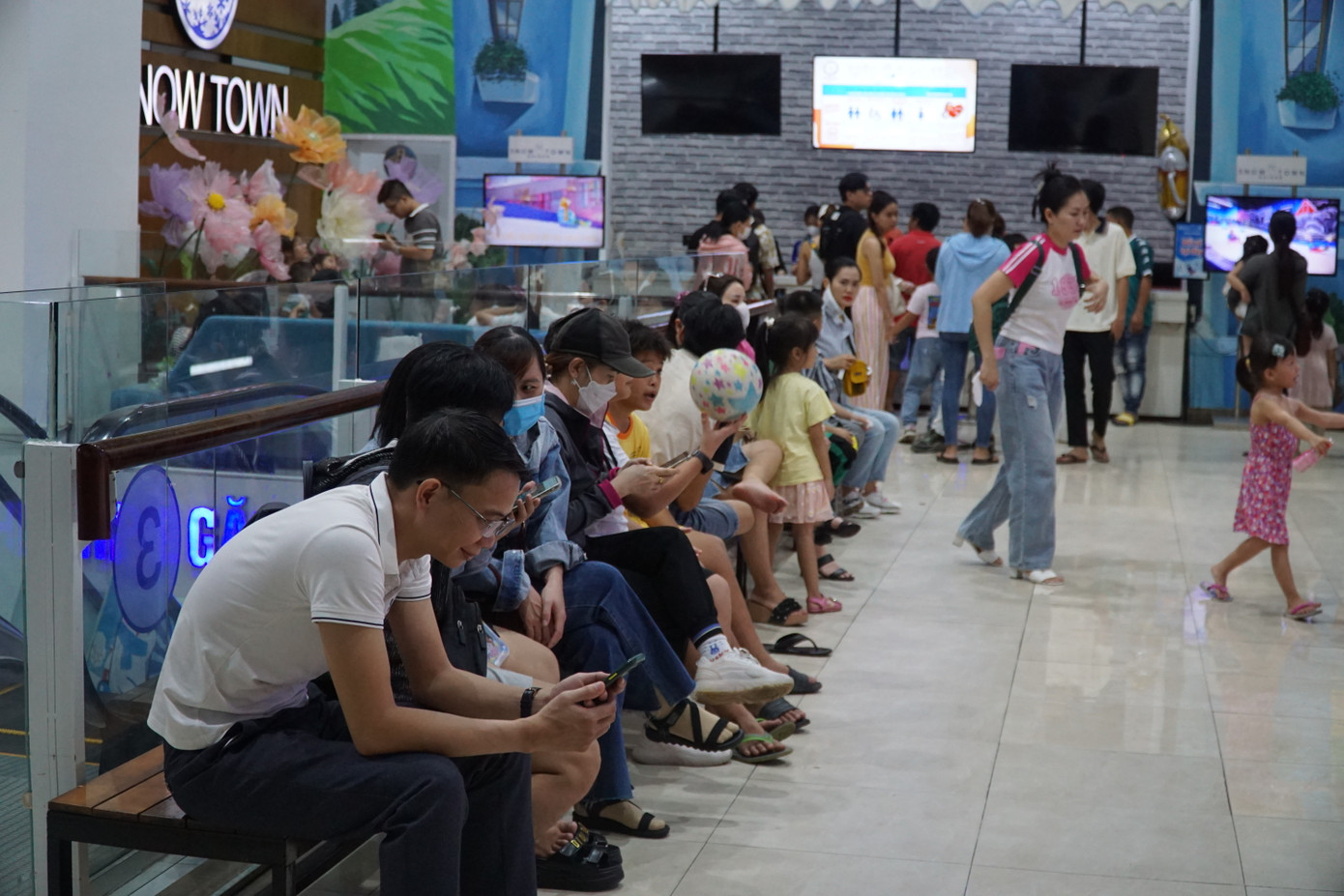 Du khách ngồi chờ mua vé