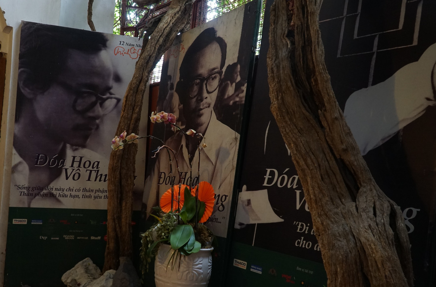 Nhiều tấm poster các chương trình tưởng nhớ Trịnh Công Sơn được trưng bày ngoài sân.