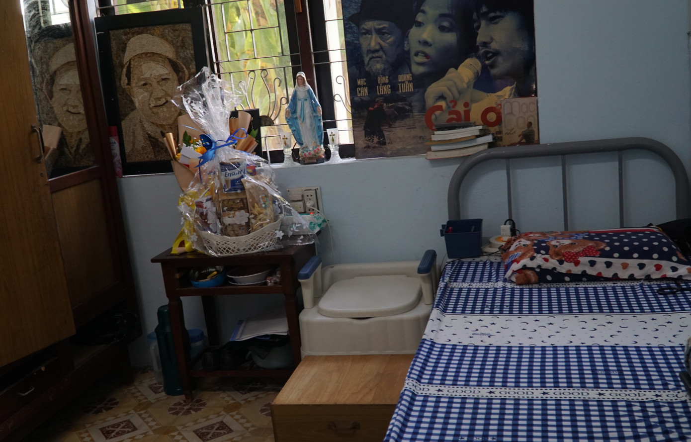 Căn phòng của nghệ sĩ Mạc Can khá khang trang và thoáng mát