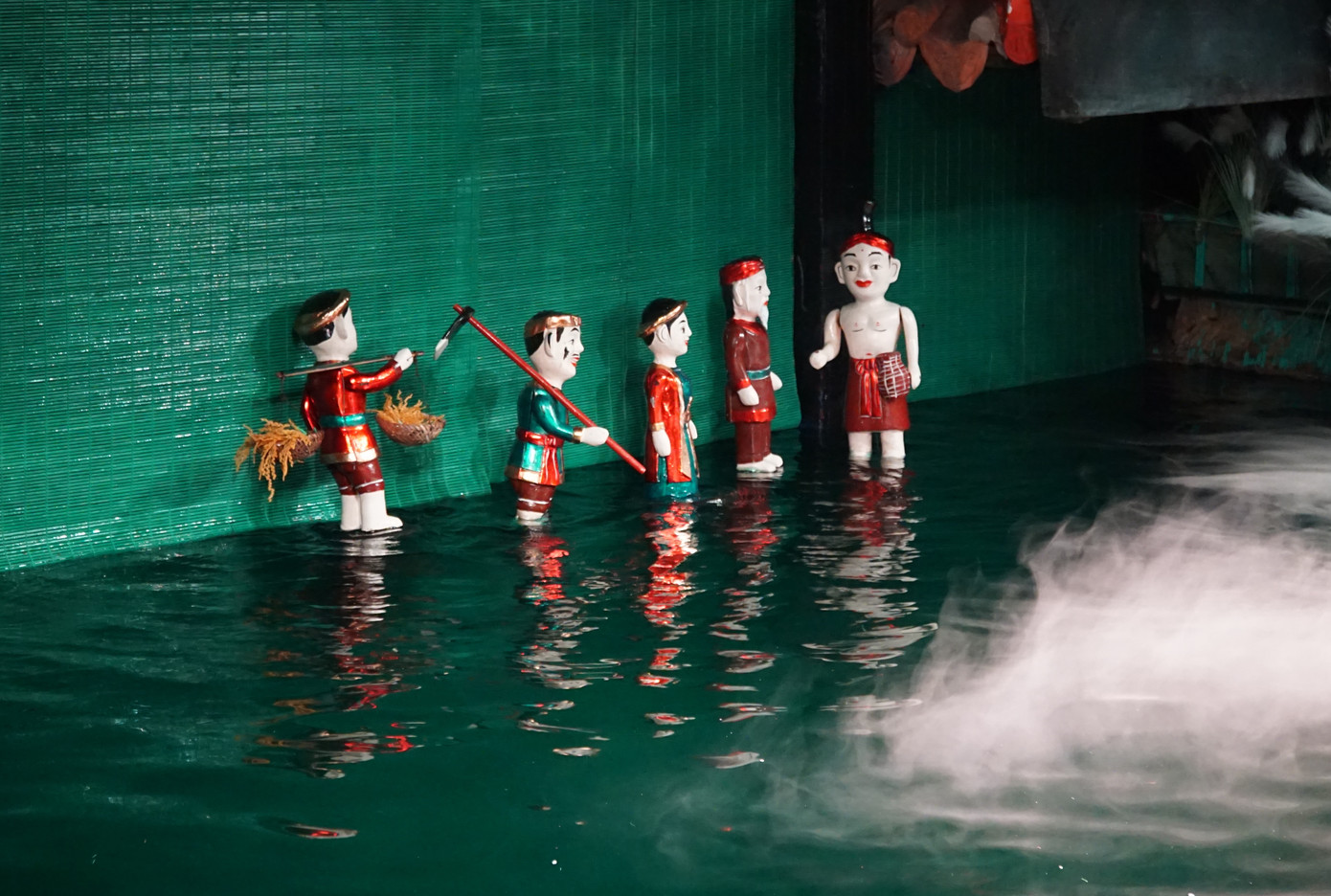 Yết Kiêu chia tay dân làng để lên đường đầu quân đánh giặc.