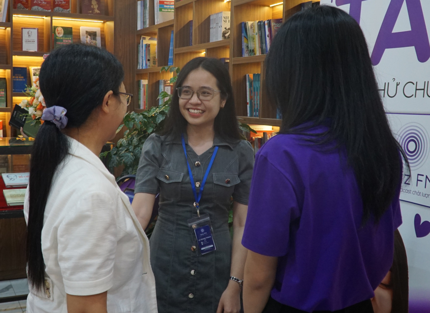 Một nhân viên đang hướng dẫn khách sử dụng sách nói Voiz FM