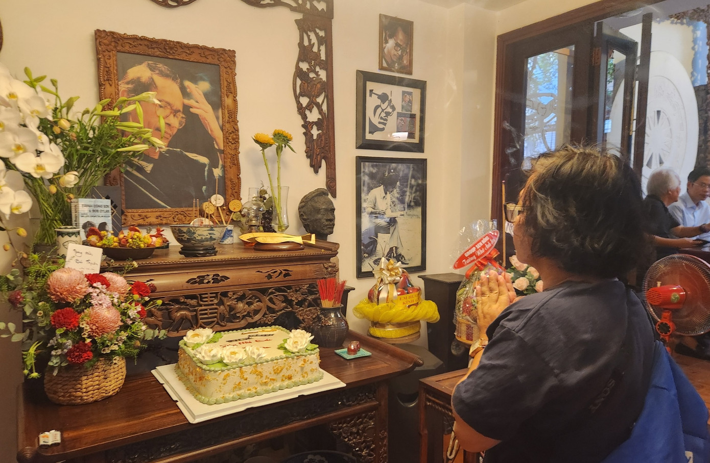 Một người hâm mộ thắp nhang cho Trịnh Công Sơn.