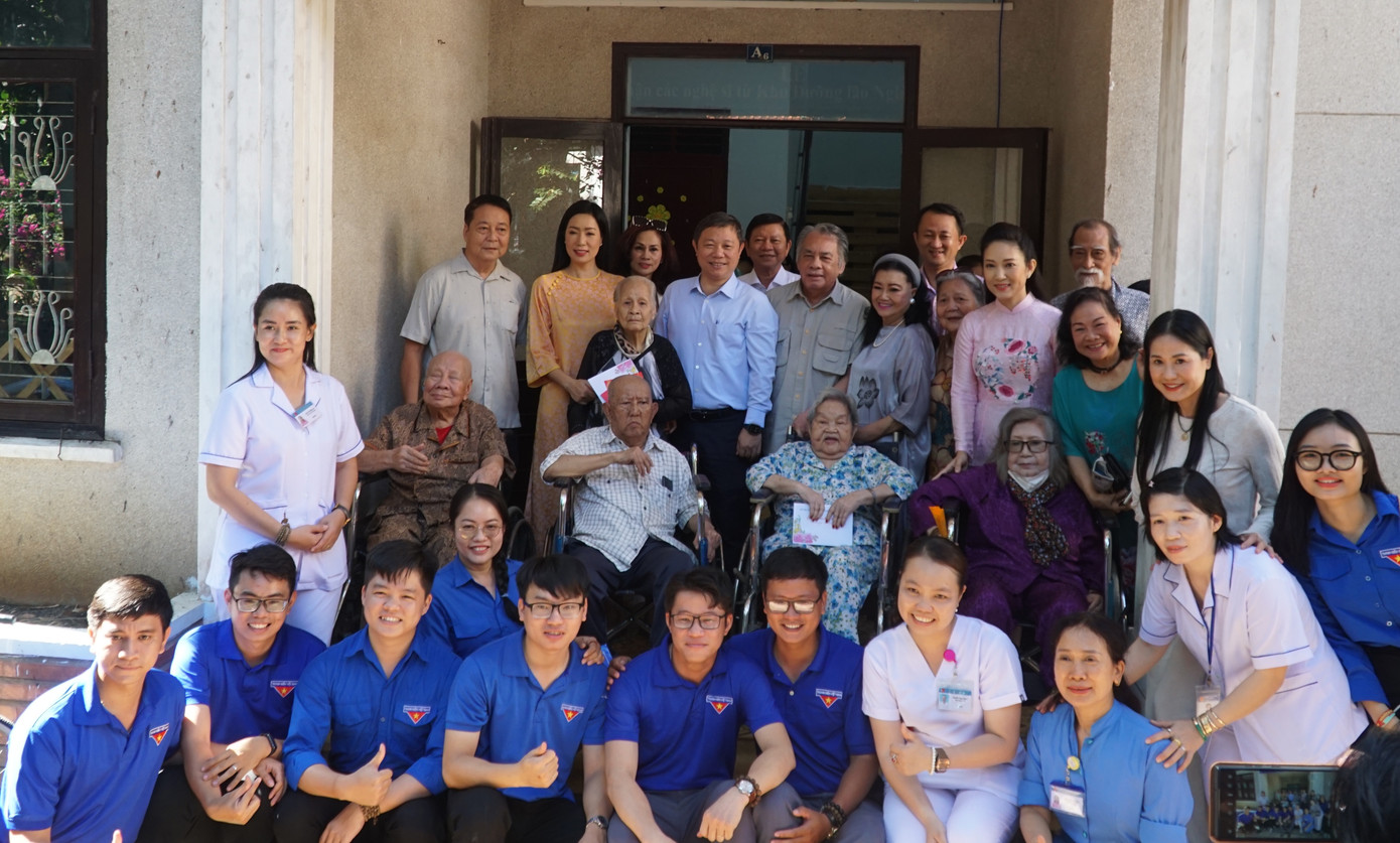 Các đại biểu chụp hình chung với nghệ sĩ lão thành, các nhân viên tại Trung tâm Dưỡng lão Thị Nghè.