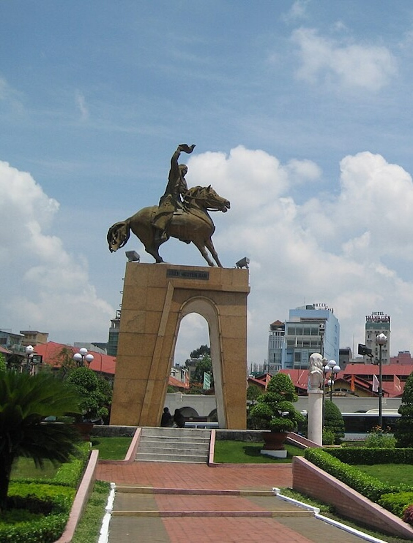 Tượng tướng Trần Nguyên Hãn khi còn đặt ở công viên Tượng tướng Trần Nguyên Hãn khi còn đặt ở công viên