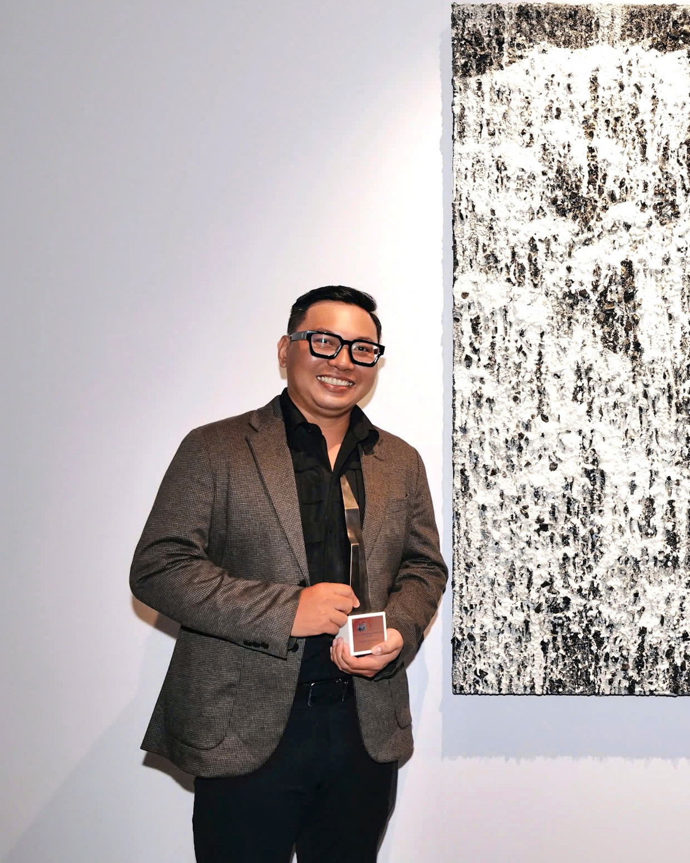 Hoạ sĩ Nguyễn Việt Cường bên tác phẩm đoạt giải của mình Hoạ sĩ Nguyễn Việt Cường bên tác phẩm đoạt giải của mình