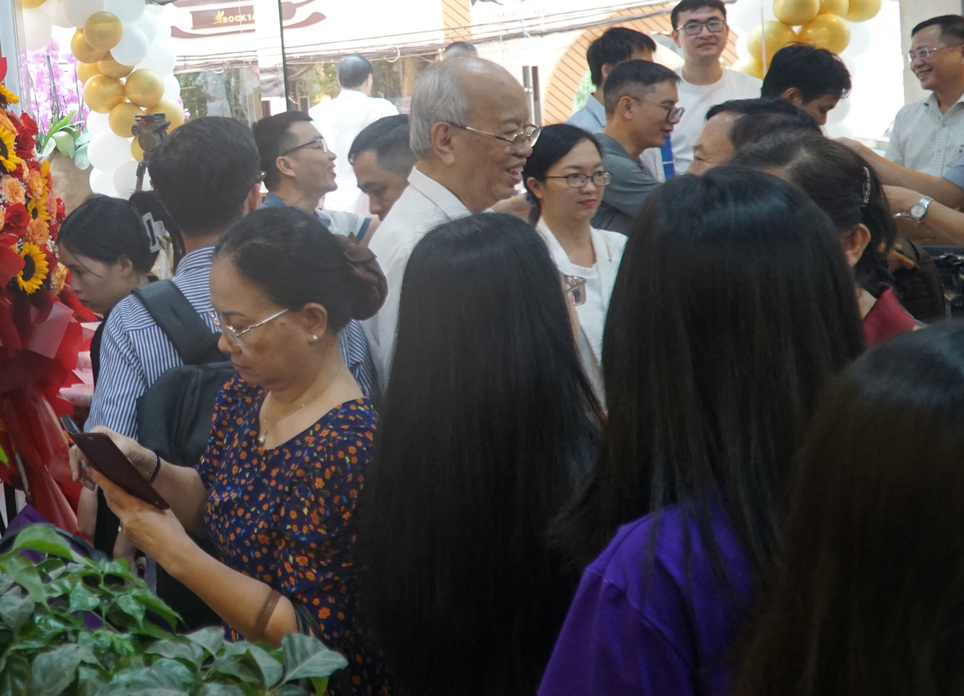 Đông đảo bạn đọc đã tới tham dự khai trương thư viện - cà phê sách cộng đồng The Wiselands Coffee