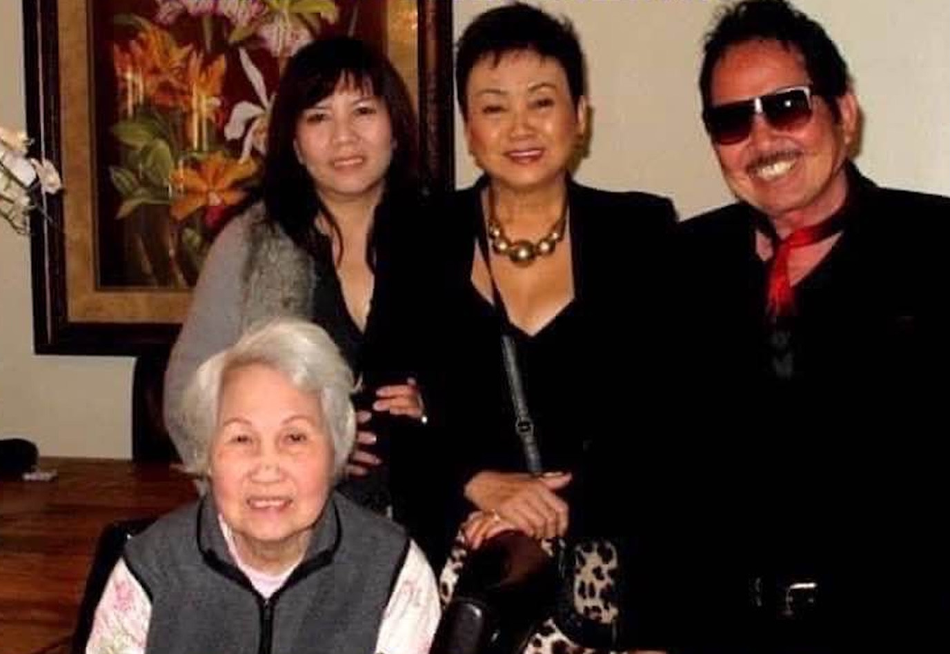 Danh ca Thái Thanh (Ngồi) và ca sĩ Ý Lan, vợ chồng nhạc sĩ Xuân Hùng - Xuân Hòa. Danh ca Thái Thanh (Ngồi) và ca sĩ Ý Lan, vợ chồng nhạc sĩ Xuân Hùng - Xuân Hòa.