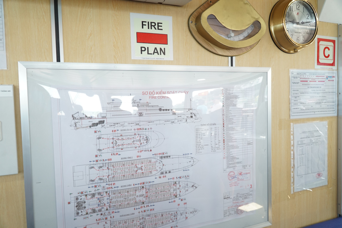 Các hướng dẫn an toàn được treo dọc các lối đi để hướng dẫn hành khách Các hướng dẫn an toàn được treo dọc các lối đi để hướng dẫn hành khách