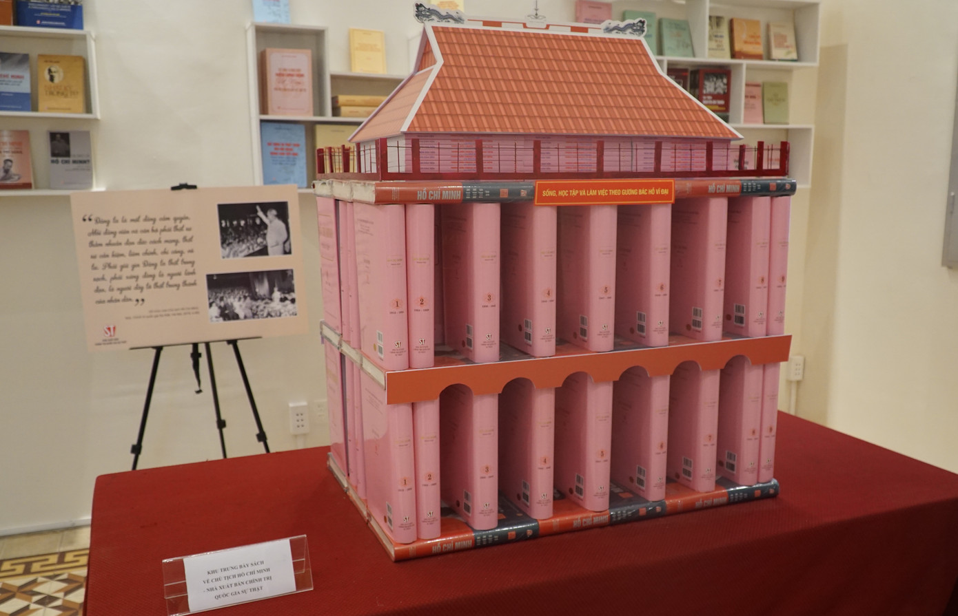 Mô hình Bến Nhà Rồng, nơi Bác ra đi tìm đường cứu nước được trưng bày trang trọng