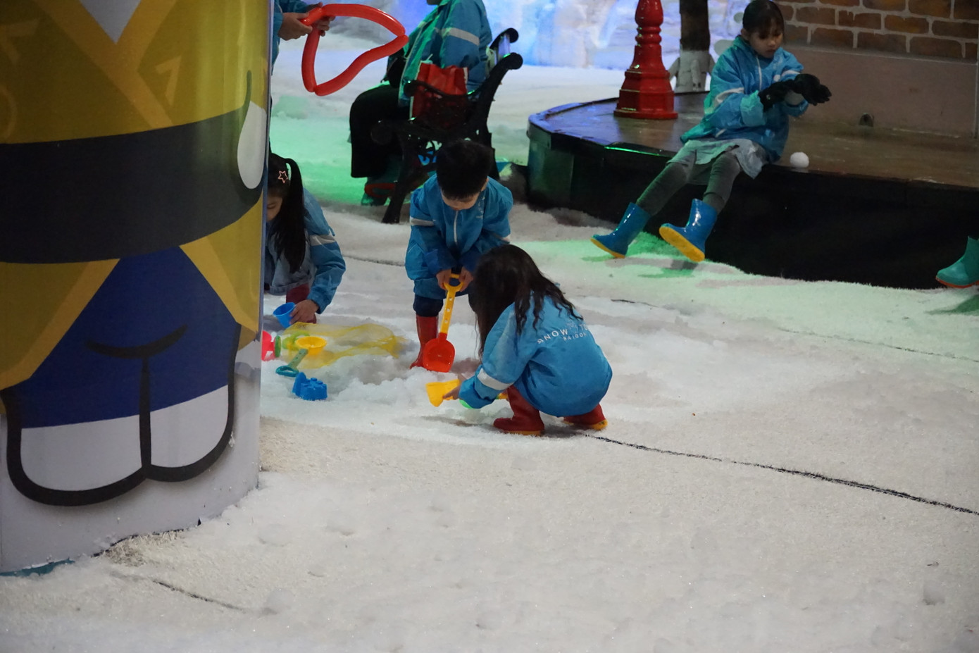 Các em bé chơi với tuyết