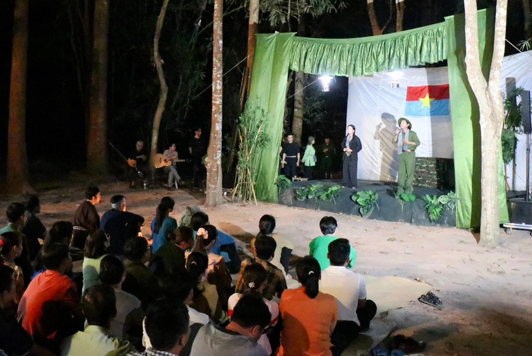 Du khách xem văn công biểu diễn tại tour "Trăng chiến khu"